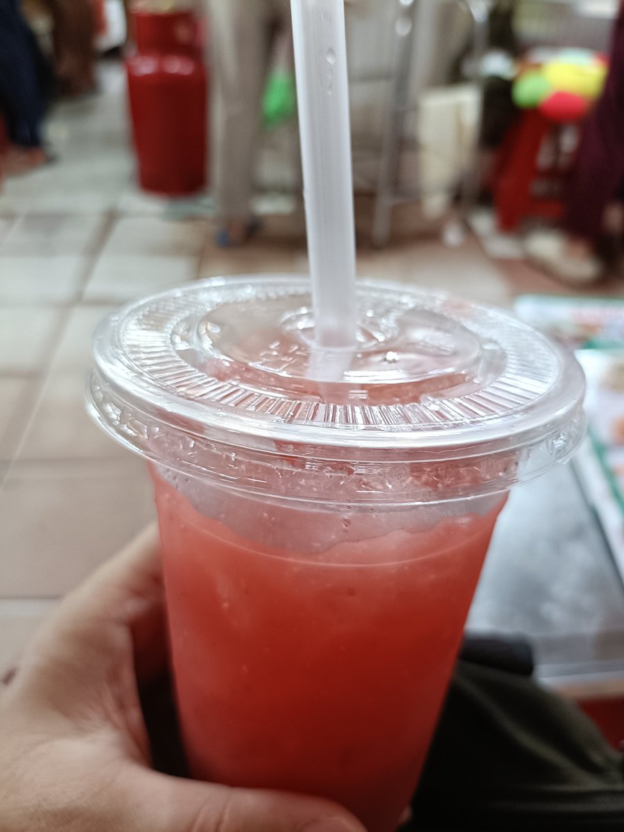 UnrestrainedT's tweet photo. ベンタイン市場に行きバインミーやスムージーを注文。 https://t.co/mKf8OkF17h