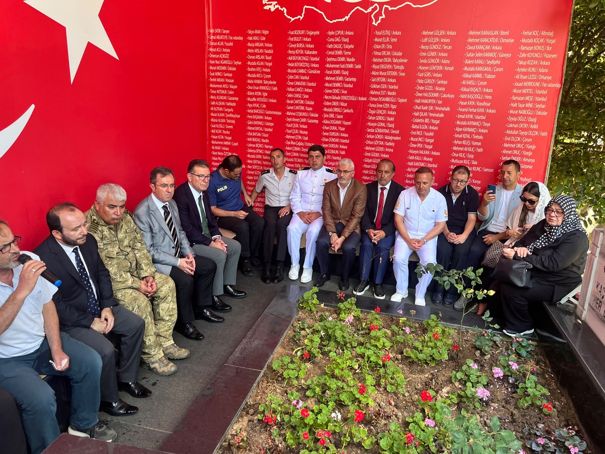 sariyermft's tweet photo. 15 Temmuz Demokrasi ve Millî Birlik Günü kapsamında, Sarıyer Kaymakamı Metin Maytalman öncülüğünde Kilyos ve Yeniköy Şehitlikleri ziyaret edilerek aziz şehitlerimiz dualarla yâd edildi. https://t.co/K6Yr2Ufvcz