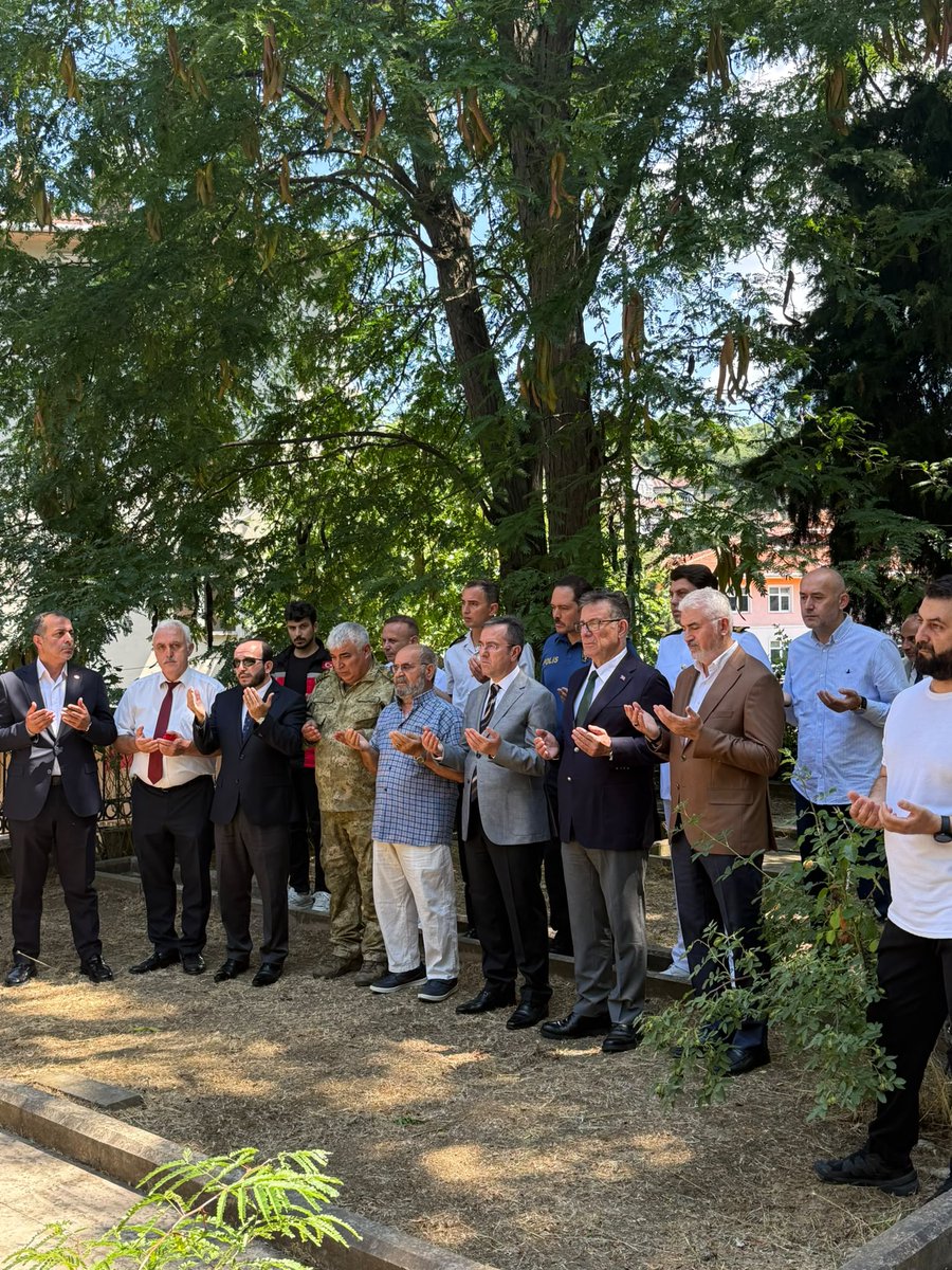 sariyermft's tweet photo. 15 Temmuz Demokrasi ve Millî Birlik Günü kapsamında, Sarıyer Kaymakamı Metin Maytalman öncülüğünde Kilyos ve Yeniköy Şehitlikleri ziyaret edilerek aziz şehitlerimiz dualarla yâd edildi. https://t.co/K6Yr2Ufvcz