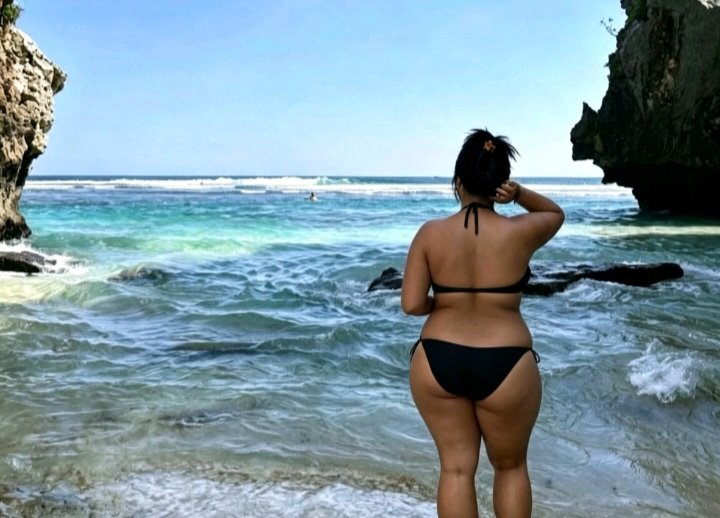AyuCindyPuspita's tweet photo. Liburan ke pantai suluban Uluwatu Sore ini sambil berenang 💦🏊♀️
#ayucindypuspitadewi
#modeldenpasar
#modelbali
#pantaisuluban
#uluwatubali https://t.co/BEPXS32W3J