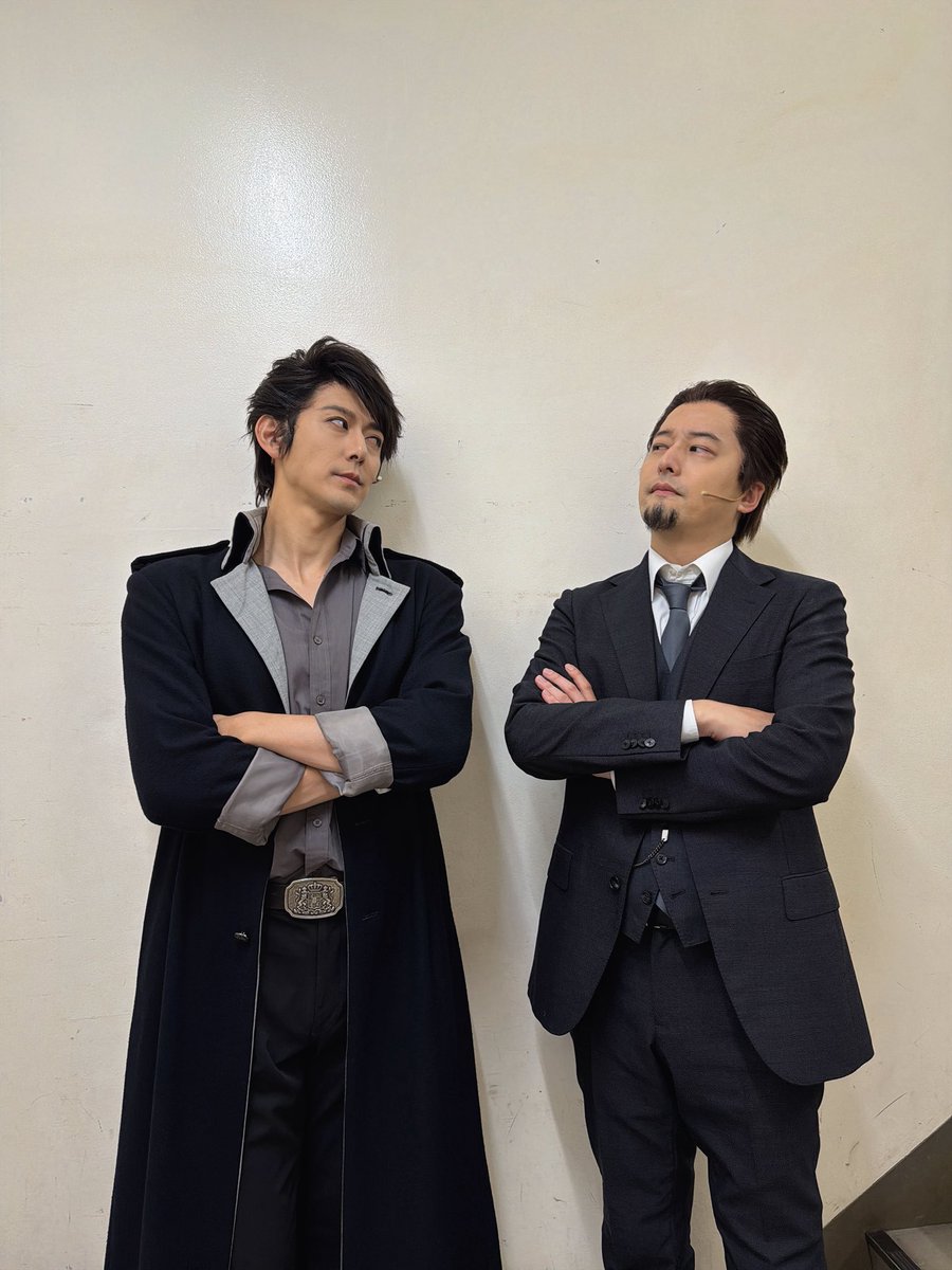 takashi__0128's tweet photo. ミュージカル『#憂国のモリアーティ』緋色の研究 Reprise
ご来場、誠にありがとうございました
レストレード&ホープ役の伊藤さんと
出会ってから11年目。去年のモリミュが初共演でしたが、台詞を交わすチャンスはまだなし笑
知識豊富な兄さん！！！あざす！
#身長同じに見えるが…
#モリミュ
#レストレード
#モラン