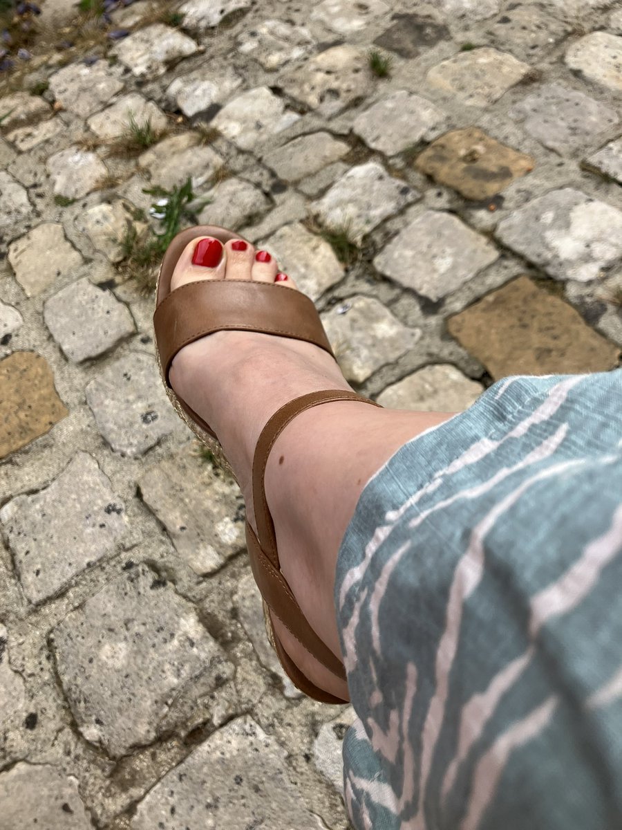 LittleLiliFeet's tweet photo. Petite pause fraîcheur en terrasse 🍒🍒
#feet  #feetgirl.  #frenchfeet https://t.co/IiucU8rH2e