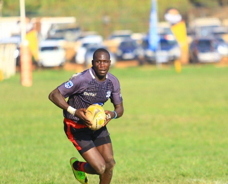 Shifaismailbayo's tweet photo. @AllanTroy11 gives flowers to @Nkityomassa and Haruna Muhammad for believing in him, standing by him, and lifting him throughout his rugby journey 

Full Interview ⤵️

https://t.co/hk8UyfZaKu

#SIBAlerts https://t.co/ype3OHv9Co