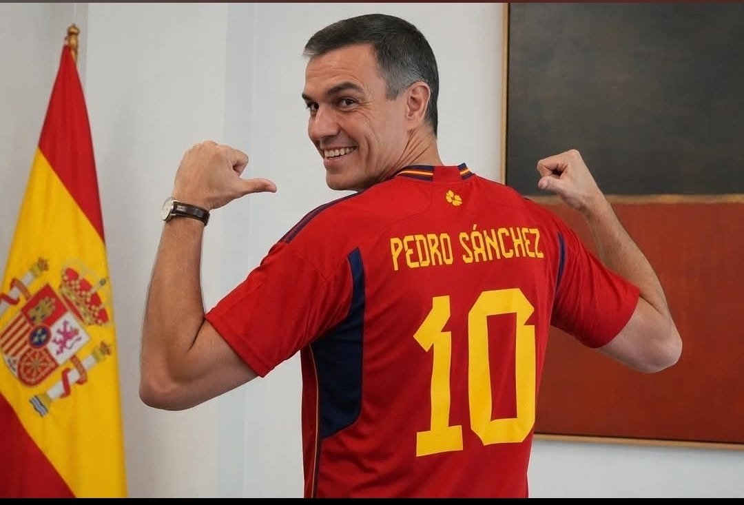 YConcisa's tweet photo. @NunezFeijoo @marca Nuestro campeón es Pedro Sánchez y lucharemos con él para que España siga siendo reconocida en todo el mundo y nuestro país siga avanzando y progresando🌹🇪🇦
Viva Pedro Sánchez!! 🏆🌹🇪🇦 https://t.co/KsyxG6jMd9