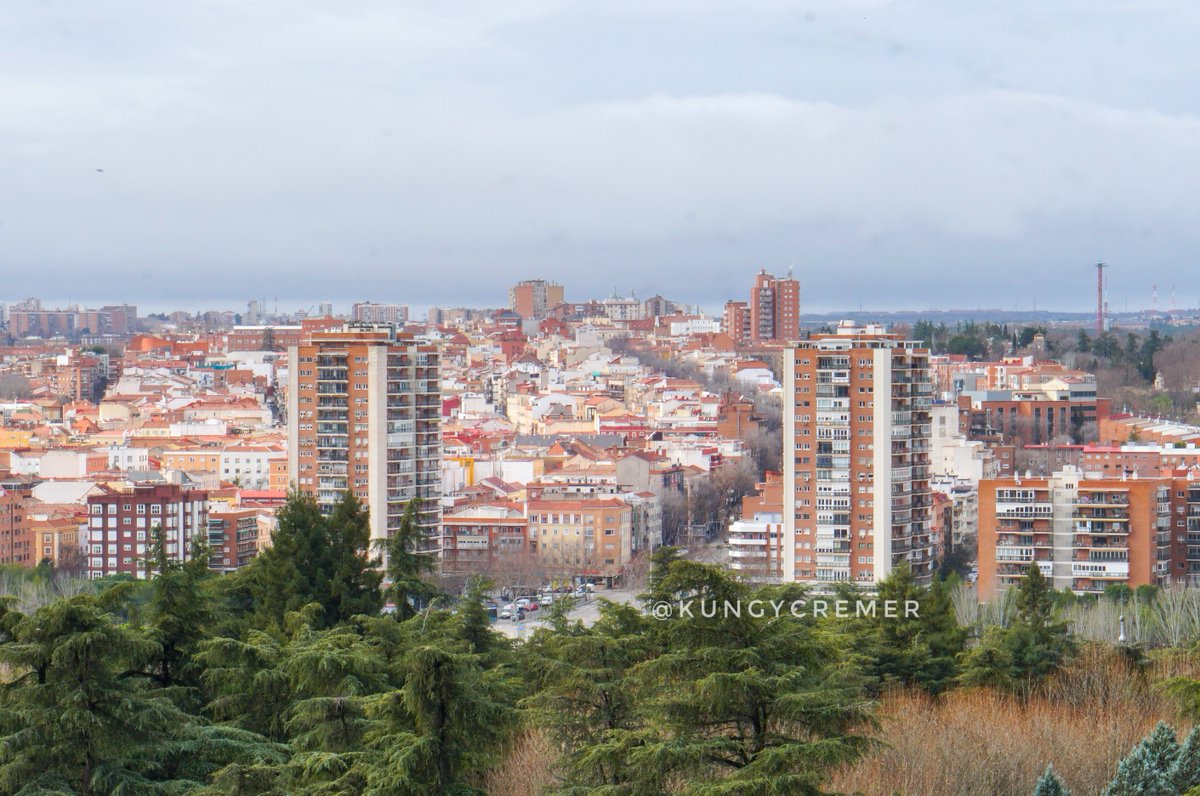 KungyCremer's tweet photo. 🇪🇸 ไปเที่ยวสเปนกันค่ะทุกคน ✈️
เริ่มที่ Madrid กรุงมาดริด เมืองหลวงของประเทศสเปน 

เราเดินทางเดือนกุมภาพันธ์ เพราะได้ราคาตั๋วดีมาก แต่ก็นั่นไงทำไมตั๋วราคาถูก? เพราะฝนตก ฟ้าเน่า นั่นเอง รูปที่ถ่ายได้ก็เลยไม่ค่อยแจ่ม แล้วก็พลาดเที่ยวหลายจุดด้วย

แต่ในความโชคร้ายก็ยังมีความโชคดี ซึ่งในวันที่เราไปนั้นตรงกับพิธีเปลี่ยนเวรราชองครักษ์หน้าพระราชวังหลวง Royal Palace of Madrid ซึ่งจัดแค่เดือนละครั้งเท่านั้น

เขาจัดใหญ่นะคะ ไม่ใช่แค่พลทหารมาเดินสวนกัน เหมือนวังหลวงของบางประเทศในยุโรป แต่ที่นี่มีทั้งวงดุริยางค์ ขบวนทหาร รถม้า ซึ่งถือว่าเป็นแจ๊คพอตของทริปนี้เลย

แต่ถึงฟ้าไม่เป็นใจแต่ก็ยังมีภาพบรรยากาศของมาดริดมาฝากนะคะ 🇪🇸