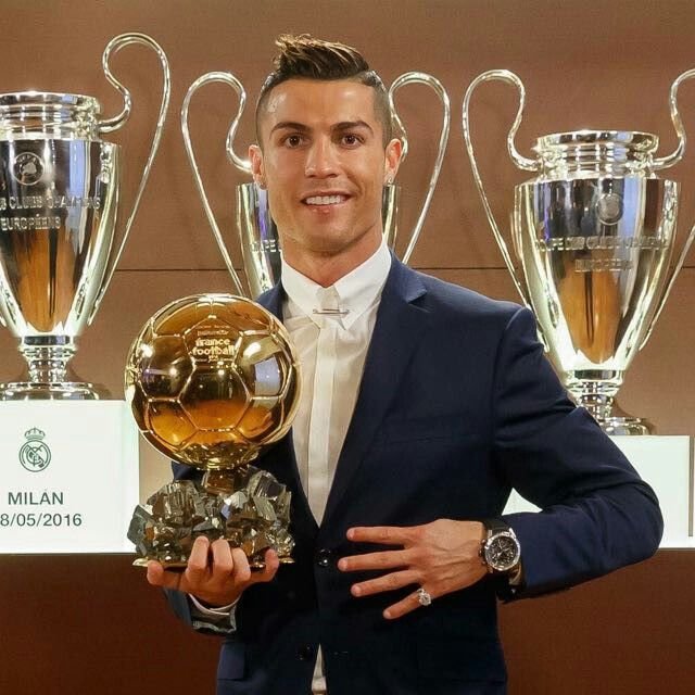 jk_rowin's tweet photo. The Goat defining moment dates back in 2016, Euro finals Portugal vs France , Ronaldo got injured on the 7th min subbed at 25th min.After being nursed he returned on the touchline alongside the coach to cheer-up, 55 goals on his name, Euro, champions league &amp; the 2016 Ballon d'or https://t.co/Xqve7YXJhK