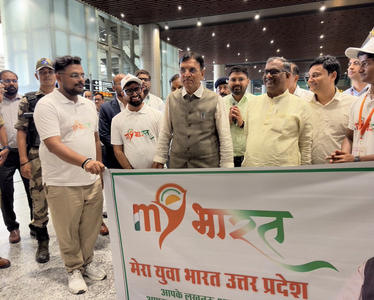 OfficeOf_MM's tweet photo. Union Minister @mansukhmandviya ji received a warm welcome upon his arrival in Lucknow, Uttar Pradesh. https://t.co/GeDoBmP9XL