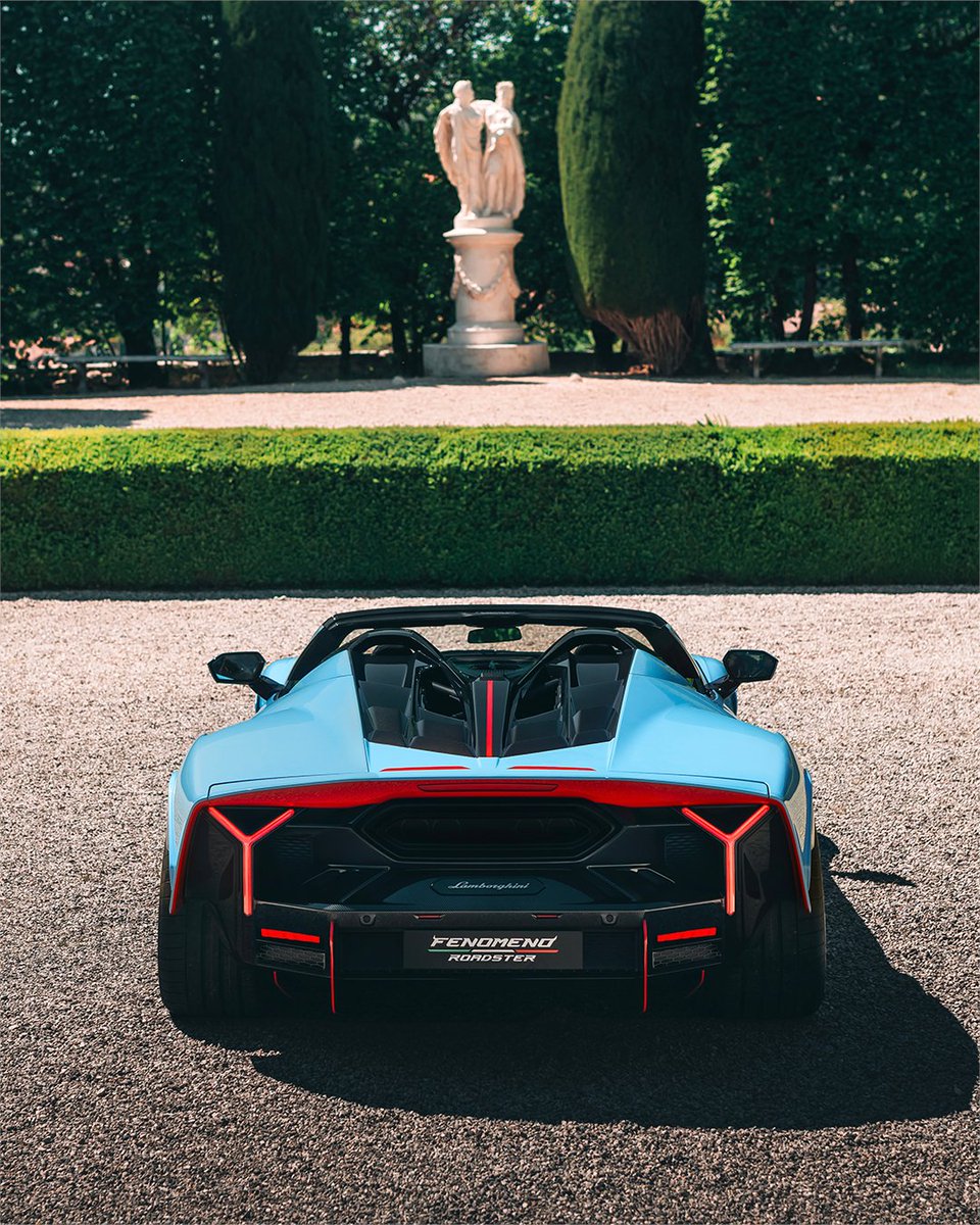 Lamborghini's tweet photo. A V12 Symphony.
Where naturally aspirated performance, hybrid innovation and race-inspired technology come together to create the ultimate open-top experience, delivering 1080 CV.

Lamborghini Fenomeno Roadster.

#Lamborghini #FenomenoRoadster https://t.co/ckRD7FH1wb