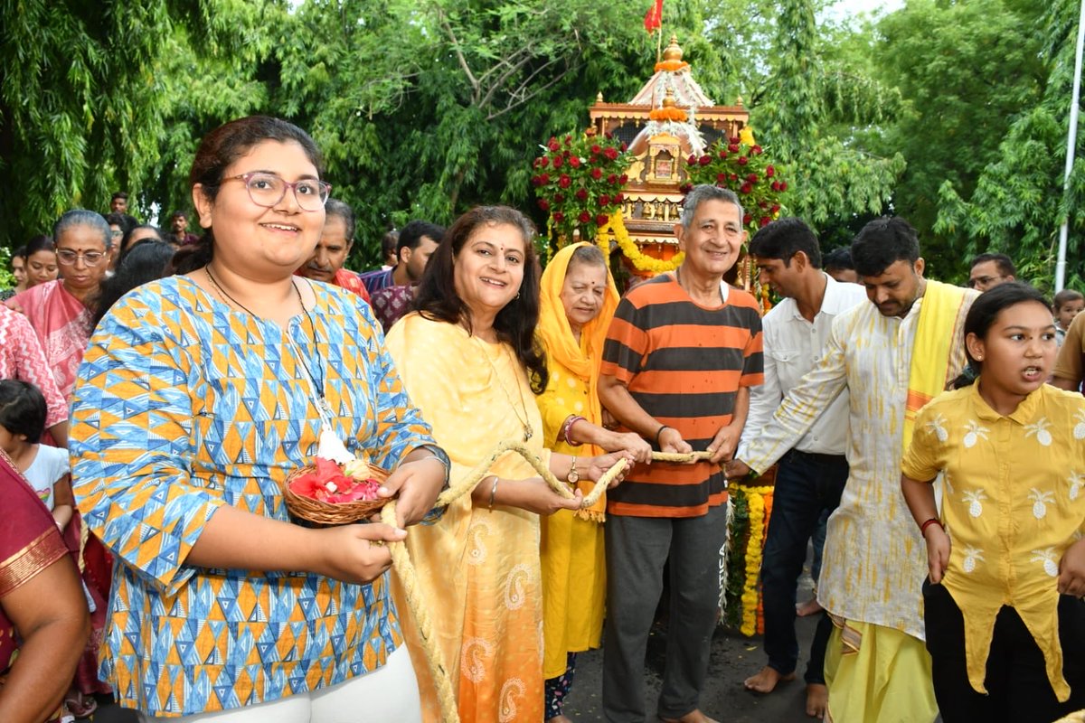 goyalanirudh1's tweet photo. महाप्रभु श्री जगन्नाथ जी के आशीर्वाद से कलोल टाउनशिप में रथयात्रा का आयोजन भक्तिभाव के वातावरण में संपन्न हुआ।
श्रद्धालुओं ने रथयात्रा में भाग लेकर महाप्रभु के रथ को खींचने का सौभाग्य प्राप्त किया। भक्ति, सेवा और सामूहिक सहभागिता से सुसज्जित यह आयोजन सभी के लिए अविस्मरणीय बन गया। https://t.co/uqpH7KZadA