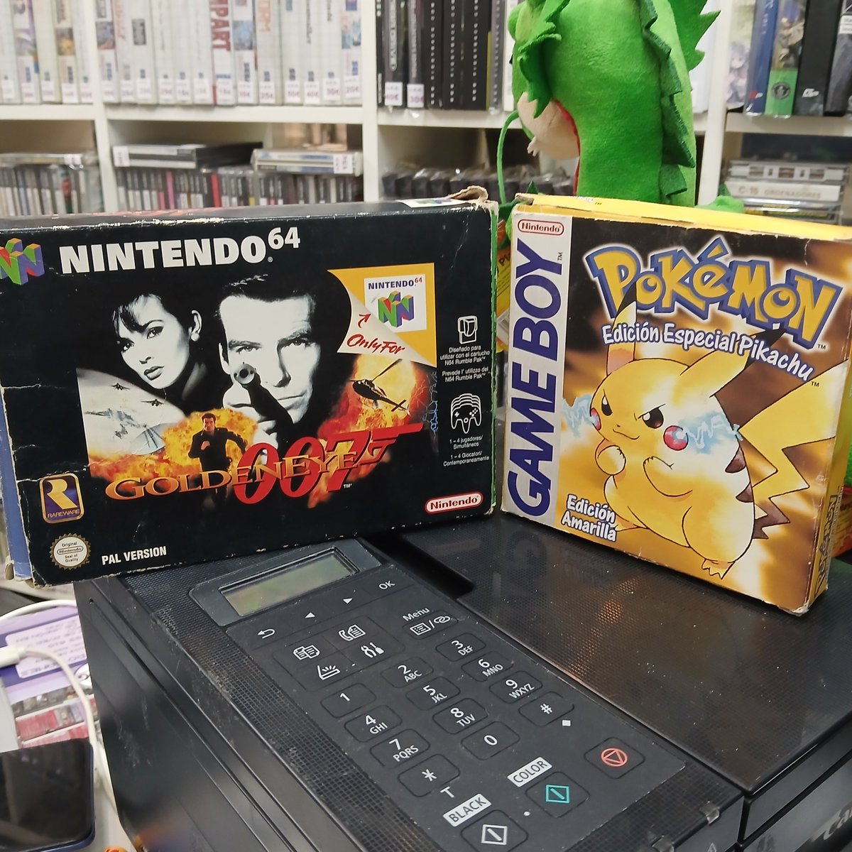 yumedes's tweet photo. Feliz viernes gente! Ya estamos en tienda con mas novedades, os espera
esperamos en los @Encantsnouseix en el carrer del dos de maig 227 local A30 al lado de la parada encants de la línea 2 en #Barcelona #pokemon #nintendo #sega #megadrive somos #airunretrogames https://t.co/gameMZuNK1
