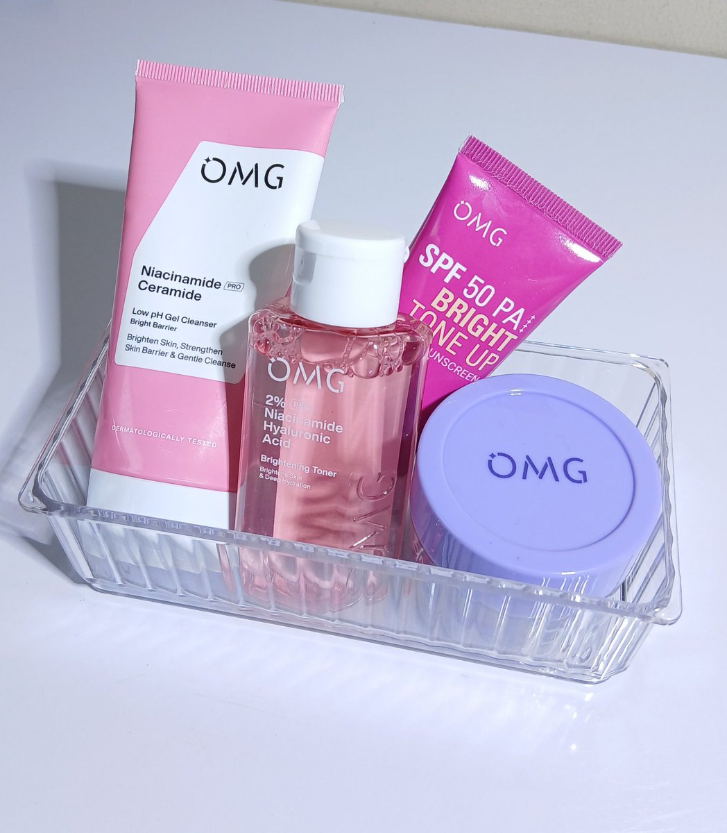 mediumganx's tweet photo. in this economy, nemu skincare yg harganya masih ramah di kantong tp COCOK di kulit tuh rasanya SENENG BGT 😭

aku gak nyangka rangkaian basic skincare dr OMG ini ternyata cocok di kulit ku, kulit jadi lebih plump, lebih halus, kenyal, dan keliatan lebih sehat👌🥹 https://t.co/kUFS367AEV