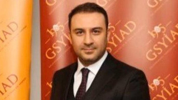 1907Cormorant's tweet photo. Galatasaray Sportif A.Ş. Başkan Vekili Maruf Güneş hakkında gözaltı kararı verildi.

Maruf Güneş’in yöneticilik yaptığı dönemde kendi klübünün maçına rakip takım lehine veya gol bahislerine 48 kupon oynadığı iddia ediliyor… https://t.co/imLfbsD6fD