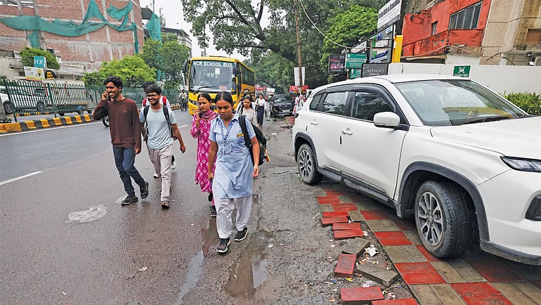 down2earthindia's tweet photo. Reclaim the footpath
The Supreme Court has made safe footpaths a fundamental right, and authorities must now be held accountable to turn that constitutional promise into reality, writes @AnumitaRoychowd
https://t.co/lycu67mIQu https://t.co/gaMS422mMI