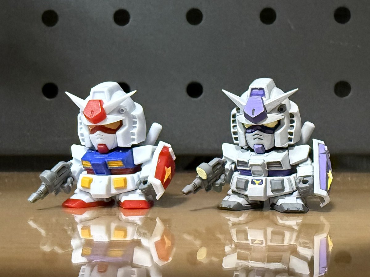 M2_ponkotsu's tweet photo. #V作戦ビスケット 
#ガンダム
ビスケットのガンダムをアッセンブルカラーでサクッとG3風に塗ってみました。

小さ過ぎて接写が難しい…塗ってから顔の横のバリに気づく。

色々粗が目立つのでもうちょっと調整します。 https://t.co/GV3Cu64XsO