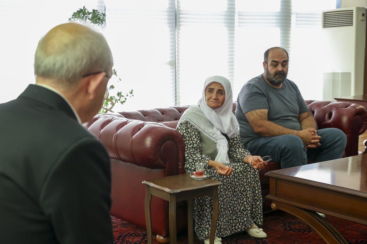 herkesicinCHP's tweet photo. Genel Başkanımız Kemal Kılıçdaroğlu, Diyarbakır'da kaybolduktan 19 gün sonra cansız bedeni bulunan 8 yaşındaki Narin Güran'ın babası Arif Güran, ağabeyi Baran Güran ve anneannesi Remziye Cabaş’ı kabul etti.

Etkin soruşturma ve adil yargılama yapılmadığına ilişkin kaygılarını paylaşan aileye destek sözü veren Genel Başkanımız, adaletin tecellisi ve hak arayışları için hukuki sürecin kararlılıkla takipçisi olacağını ifade etti.
