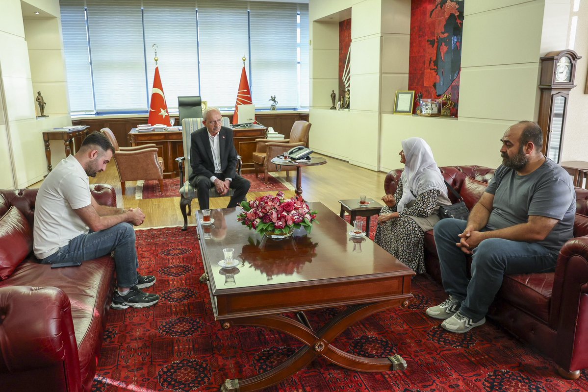 herkesicinCHP's tweet photo. Genel Başkanımız Kemal Kılıçdaroğlu, Diyarbakır'da kaybolduktan 19 gün sonra cansız bedeni bulunan 8 yaşındaki Narin Güran'ın babası Arif Güran, ağabeyi Baran Güran ve anneannesi Remziye Cabaş’ı kabul etti.

Etkin soruşturma ve adil yargılama yapılmadığına ilişkin kaygılarını paylaşan aileye destek sözü veren Genel Başkanımız, adaletin tecellisi ve hak arayışları için hukuki sürecin kararlılıkla takipçisi olacağını ifade etti.