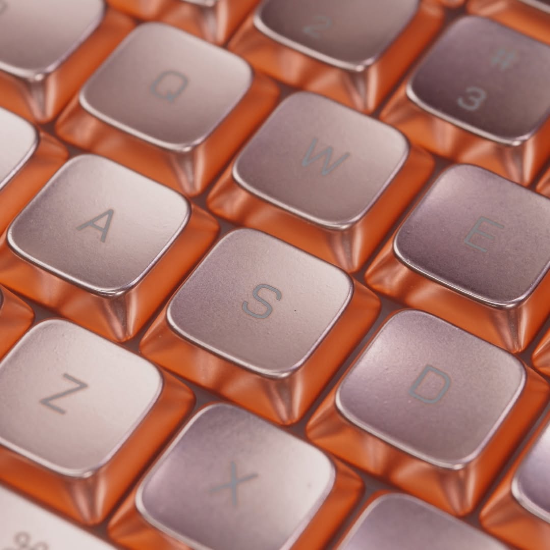 awekeys's tweet photo. Metal shouldn't feel this soft. 🌬️☕️
#awekeys #awekeysair #satincopper #metalkeycaps #lowprofilekeyboard https://t.co/2ayVeCidSa