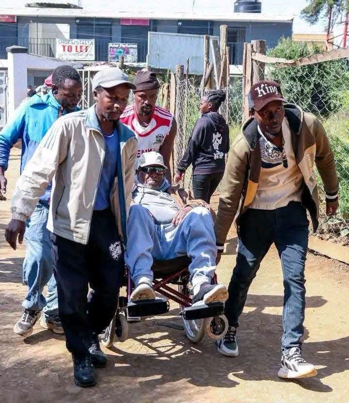 Mo_kingly's tweet photo. Marijuana Friday!
We can't dismiss the conversation on the medicinal benefits of #Cannabis
The High Court might have nipped it in the bud; however, Rastafarians are still getting high on the bud.
#Marijuana #Rastafari #Kenya #Kibera #highcourt #Medicinal https://t.co/2x3NZqkpND