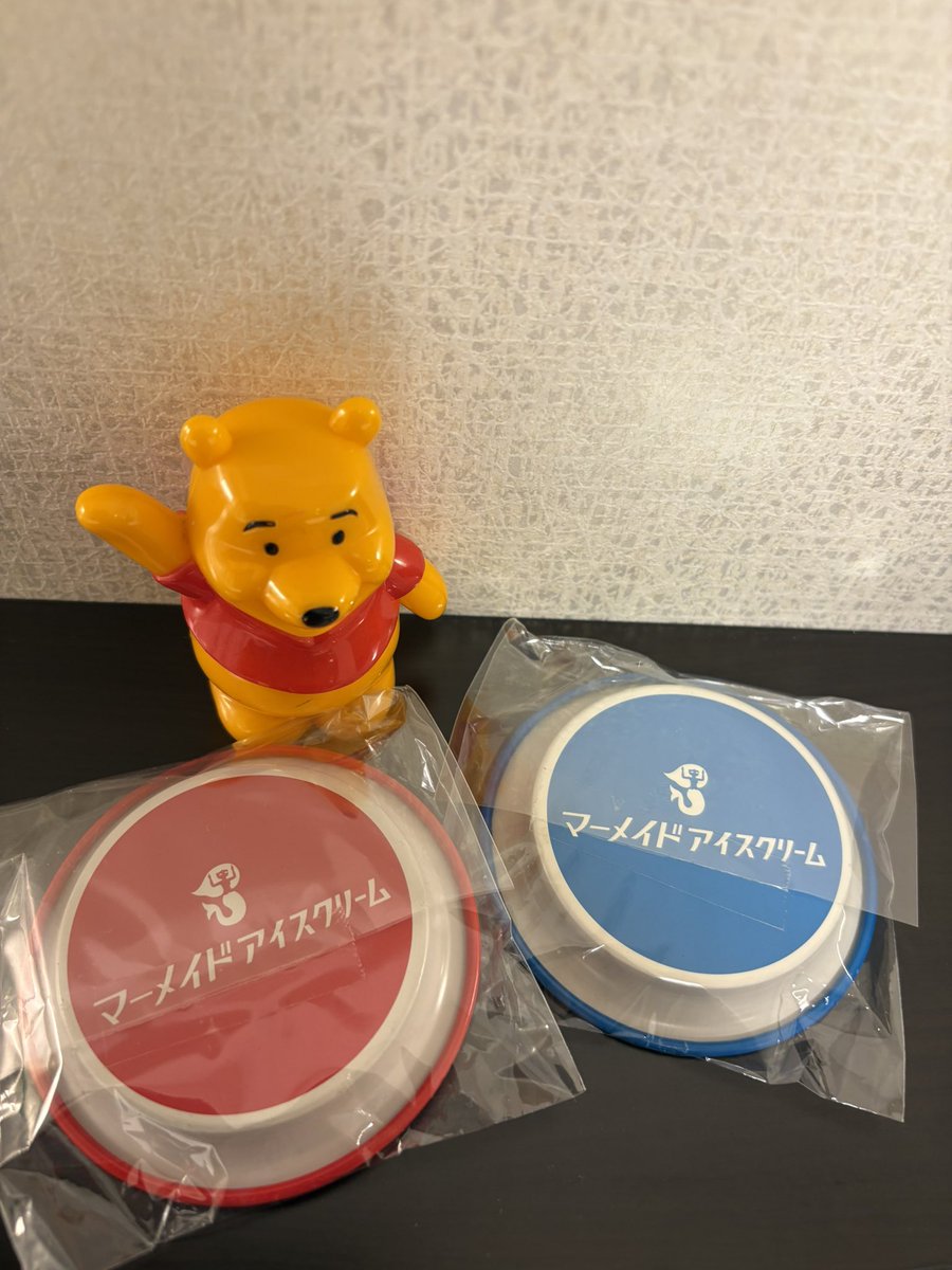 sanayo_717's tweet photo. 本日7/17が誕生日なので、無事にひとつ年を取りました🎉　同じ誕生日の方もおめでとうございます！！！　…というわけで、非常にレトロなデザインのプーさんの貯金箱と、これまた大変レトロで可愛いらしいマーメイドアイスクリーム（？）の缶のお皿を自分自身へプレゼントしました🎁笑 https://t.co/JdrnnX1UO8