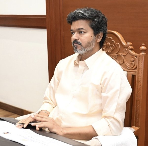 PrakazVijay_Of's tweet photo. 📸 | இன்று (17.07.2026) வீட்டுவசதி மற்றும் நகர்ப்புற வளர்ச்சித் துறையின் திட்டங்கள் மற்றும் செயல்பாடுகள் குறித்த ஆய்வு கூட்டம் நடத்தினார் நமது அண்ணன் @TVKVijayHQ ! https://t.co/xkf5I99aCL