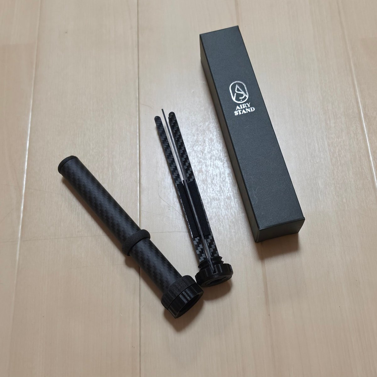 JinseiOh's tweet photo. せっかく届いたのに午後から発熱して寝込んでおりレビューできません😭
以前短い期間使用していた別の海外製カーボンスタンドは、重心バランス考えて置かないと倒れるのでちょっと不安でしたが、これはそんなこと無く安心😚👍
#brassdesign #airystand #ブラスデザイン https://t.co/Ay68s7wmiW