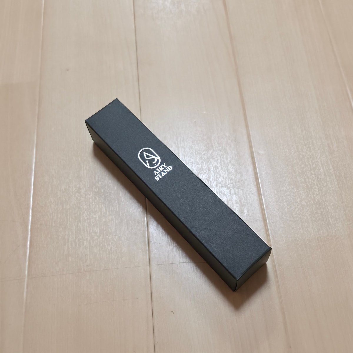 JinseiOh's tweet photo. せっかく届いたのに午後から発熱して寝込んでおりレビューできません😭
以前短い期間使用していた別の海外製カーボンスタンドは、重心バランス考えて置かないと倒れるのでちょっと不安でしたが、これはそんなこと無く安心😚👍
#brassdesign #airystand #ブラスデザイン https://t.co/Ay68s7wmiW