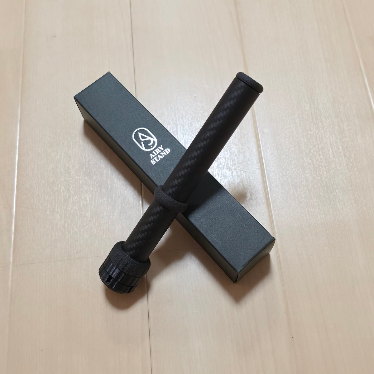 JinseiOh's tweet photo. せっかく届いたのに午後から発熱して寝込んでおりレビューできません😭
以前短い期間使用していた別の海外製カーボンスタンドは、重心バランス考えて置かないと倒れるのでちょっと不安でしたが、これはそんなこと無く安心😚👍
#brassdesign #airystand #ブラスデザイン https://t.co/Ay68s7wmiW