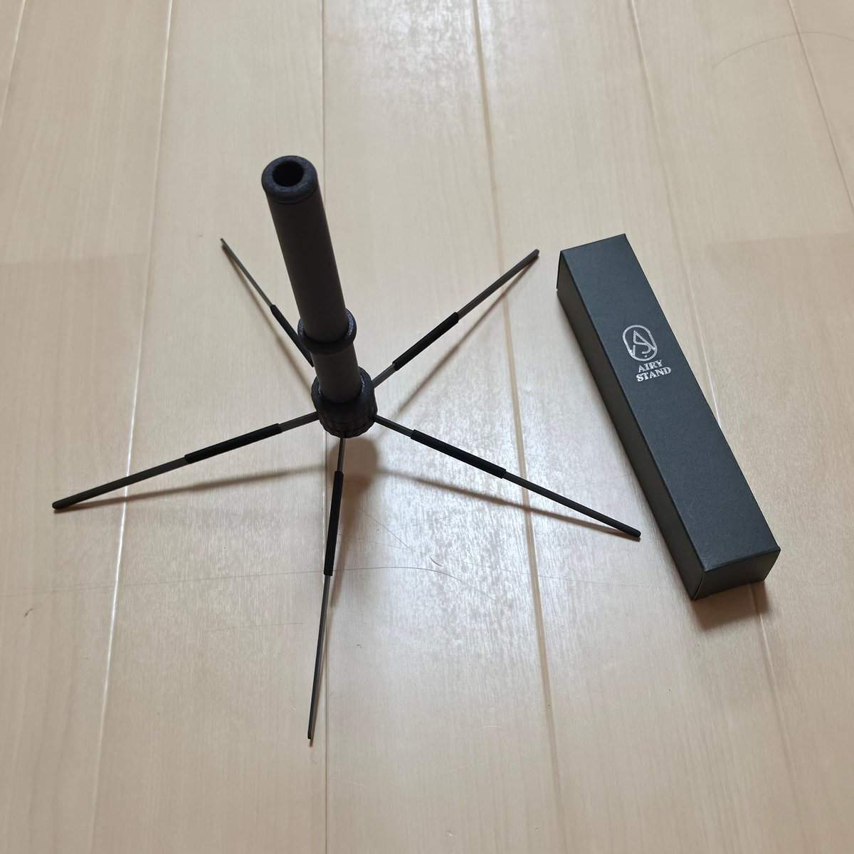 JinseiOh's tweet photo. せっかく届いたのに午後から発熱して寝込んでおりレビューできません😭
以前短い期間使用していた別の海外製カーボンスタンドは、重心バランス考えて置かないと倒れるのでちょっと不安でしたが、これはそんなこと無く安心😚👍
#brassdesign #airystand #ブラスデザイン https://t.co/Ay68s7wmiW