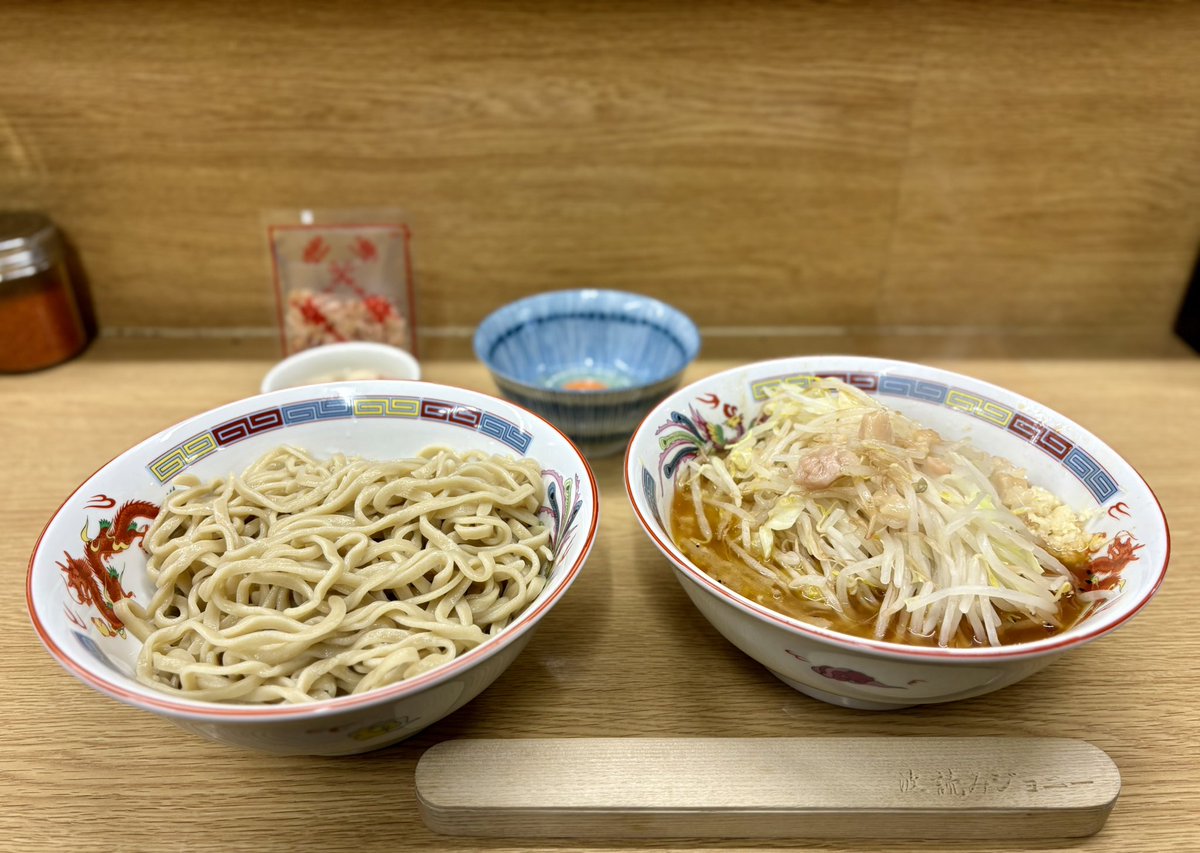 Notriwagomenda's tweet photo. ラーメン二郎 栃木街道店
小ラーメン
つけ麺甘いの
御養卵
鰹ぶし
岩下のピリ辛らっきょう
時がキタ玉乱おじさん五回目のミブジつけ麺玉乱♪
麺だけで変な声出ちゃう位美味い♪
つけ汁と飲めば瞬＆殺！黄身纏った麺inつけ汁で宇宙の鼓動を感じらっきょうビッグバン完食dea~th♪
旨い一杯ご馳走様です😋 https://t.co/TLNaQV9uoR