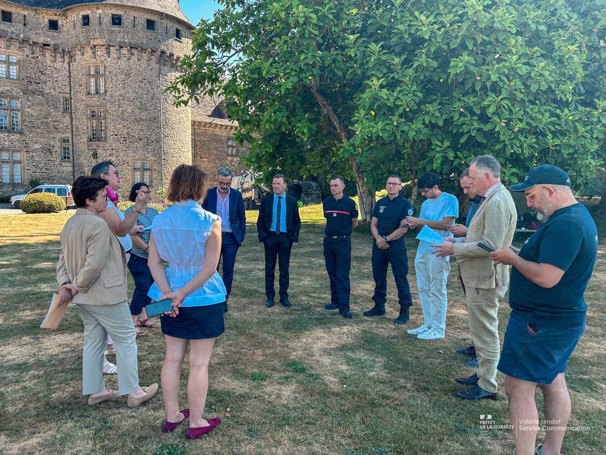 Prefet19's tweet photo. #Vacances | 📍C'est les vacances... Mais pas pour tout le monde
La semaine dernière, le préfet de la #Corrèze, Vincent Berton, a présenté le dispositif estival sur l'esplanade du château de Pompadour : les services de l’État sont pleinement mobilisés pour un été en toute sécurité https://t.co/nd5MrBqNZq
