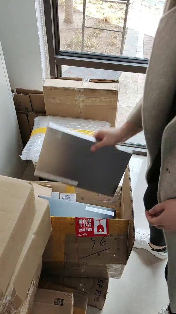 Nsxkt's tweet photo. Just unboxed my long-awaited plant mystery box—surprise baby succulents inside! Gonna set them on my windowsill tonight ， https://t.co/FsIh5qQa9C