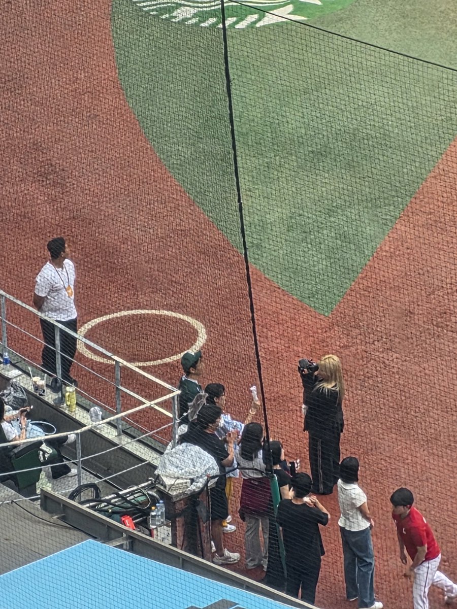 nazkasky's tweet photo. 진돌 시구 직관ㅋㅋ https://t.co/39K0BAvcOZ