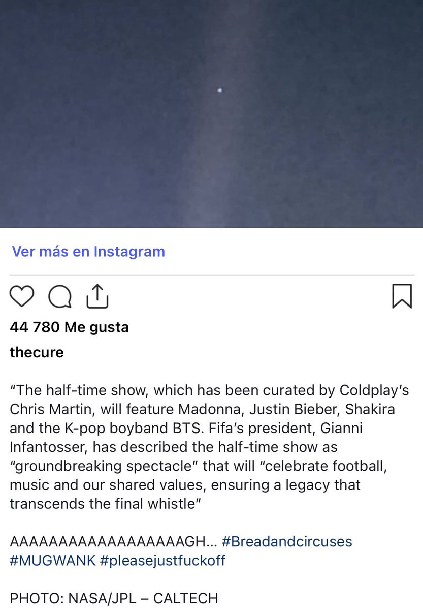 hispacure's tweet photo. @RobertSmith, líder de @thecure, arremete sobre el espectáculo del “descanso” que tendrá lugar durante la final del mundial entre España 🇪🇸 y Argentina 🇦🇷 !!
AAAAAAAAAAAAAAAAAAGH… #Breadandcircuses #MUGWANK #pleasejustfuckoff
Más tarde ha aclarado que su enfado no iba dirigido contra los artistas, sino contra la idea misma de convertir el descanso de una final del Mundial en un gran show comercial.
También ha criticado la participación de Donald Trump en la ceremonia de entrega del trofeo, confirmada por el presidente de la FIFA, Gianni Infantino, a quien Smith ha llamado despectivamente “infantosser”.
“Tosser” es un insulto británico muy común que significa algo así como «imbécil» o «capullo».