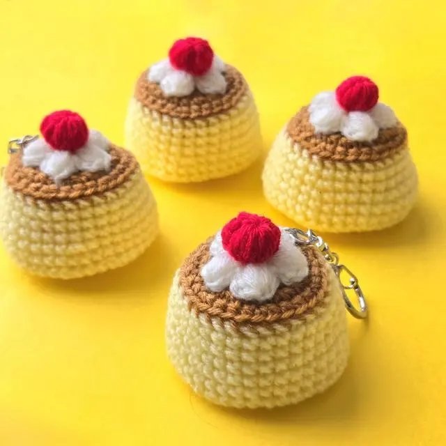 あみぐるみ キーホルダー プリン】 HMJで完売したクリームプリンの