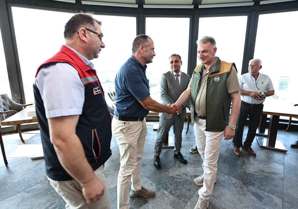 Ahmet_Guldal's tweet photo. 📍 Edirne Tarım ve Orman İl Müdürü İslam Köse, Edirne Ziraat Odaları İl Koordinasyon Kurulu Başkanı ve Edirne Ziraat Odası Başkanı Hüseyin Arabacı, Lalapaşa Ziraat Odası Başkanı Taner Öztürk, İpsala Ziraat Odası Başkanı Hüseyin Darcan, Uzunköprü Ziraat Odası Başkanı Cemal Durmaz, Meriç Ziraat Odası Başkanı Hüseyin Türkkan ve Enez Ziraat Odası Başkanı Mehmet Oskan'ın katılımıyla hasat sezonuna yönelik toplantı gerçekleştirdik.

🌾 Son yılların üzerinde gerçekleşen verim ve buna bağlı yüksek rekolteyle hasat sezonunun yoğun şekilde devam ettiği bu dönemde, üreticilerimiz için attığımız her adımın sahadaki yansımalarını kendileriyle istişare ettik; talep ve önerilerini dinleyerek hiçbir soru işareti kalmayacak şekilde politikalarımızı anlattık.

Toprak Mahsulleri Ofisi olarak attığımız her adımı, tüm dinamikleri göz önünde bulundurarak büyük bir titizlik ve hassasiyetle planladığımızı; üretimin ve üreticimizin lehine olan uygulamaları kararlılıkla sürdürmeye devam edeceğimizi ifade ettik.

Baş tacımız olan üreticilerimiz için hayata geçirdiğimiz uygulamaların sahada olumlu karşılık bulduğunu kendilerinden dinlemekten büyük memnuniyet duyduk.

🤝 Katılımları için İl Tarım ve Orman Müdürümüze ve kıymetli Başkanlarımıza teşekkür ediyorum.