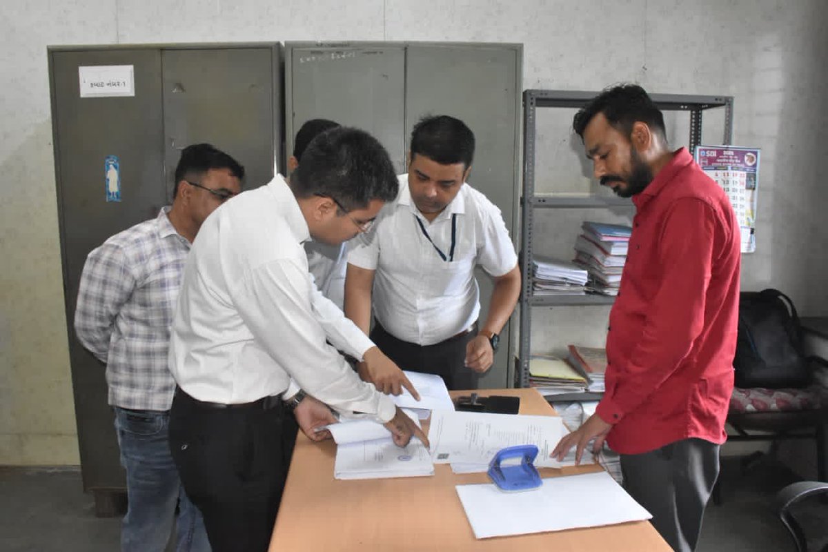 Collector & DM, Navsari tweet media