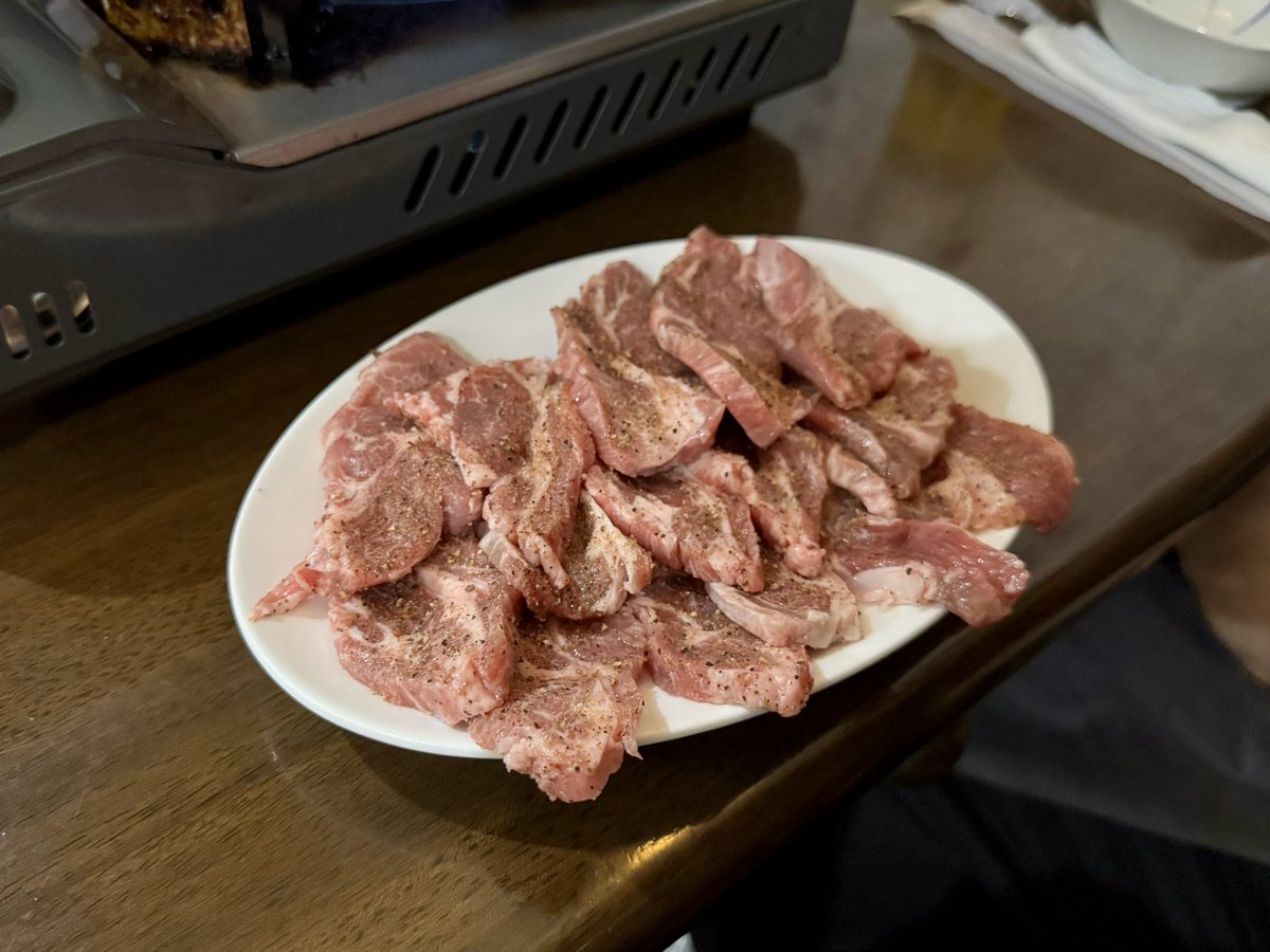 dashimaki's tweet photo. 最近よく行く近所の店の方のお誘いで昨日はラム肉を腹一杯食った。初対面の人もいたが全員近所に住んでてほぼ同世代。まるで土着の民のようなことしてる https://t.co/yrq9LGIxKm