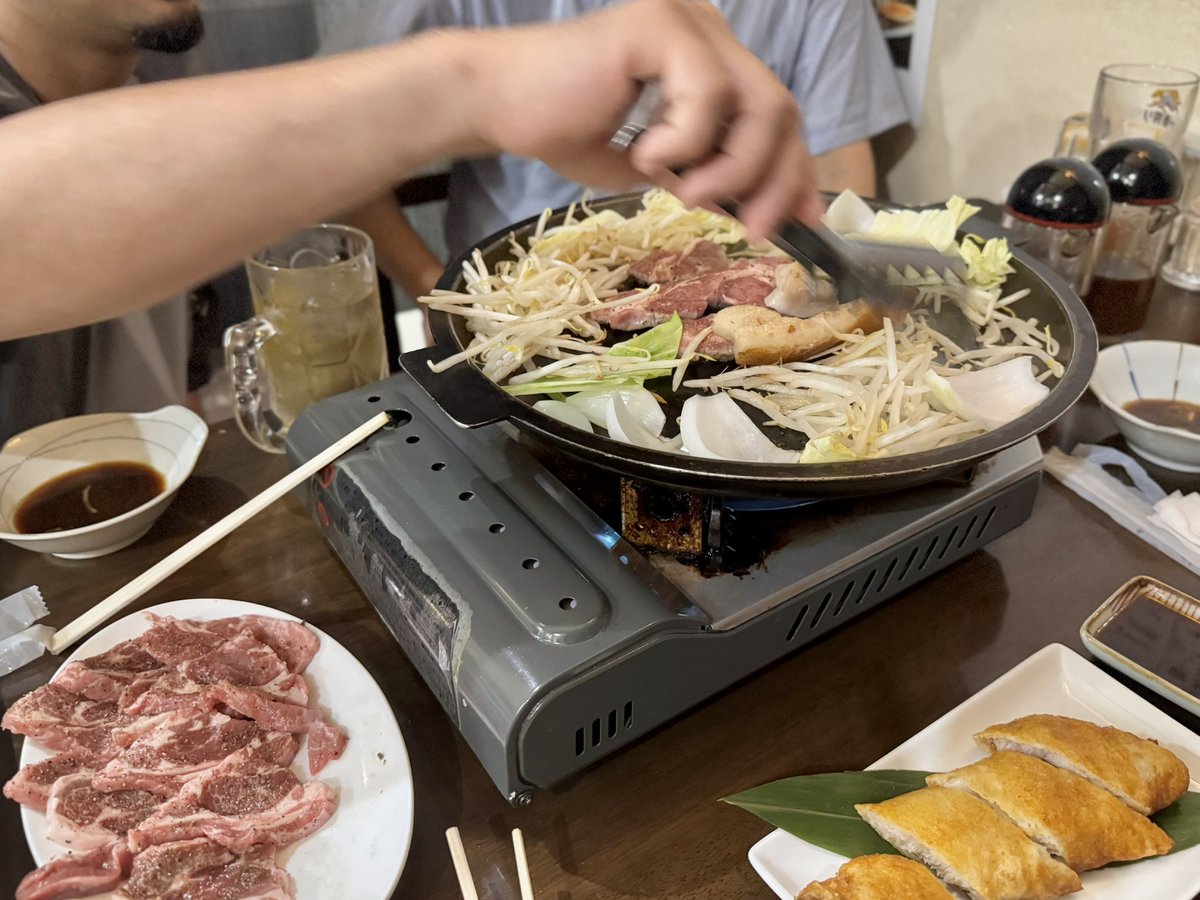 dashimaki's tweet photo. 最近よく行く近所の店の方のお誘いで昨日はラム肉を腹一杯食った。初対面の人もいたが全員近所に住んでてほぼ同世代。まるで土着の民のようなことしてる https://t.co/yrq9LGIxKm