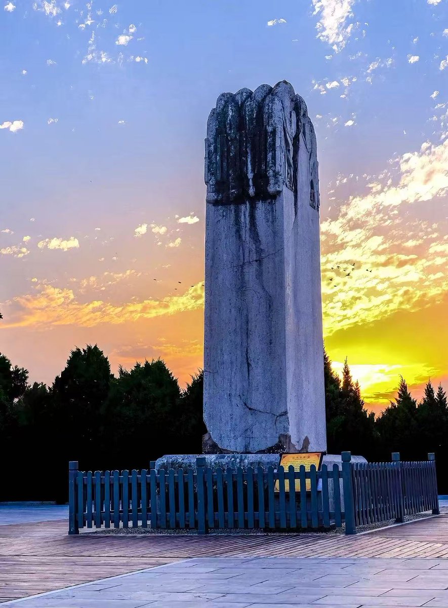AmazingXianyang's tweet photo. A mountain that is a tomb! ⛰️ Explore Qianling Mausoleum in #Xianyang, the majestic joint tomb of China’s only female emperor, Wu Zetian. The biggest mystery? Her massive Blank Stone Monument—leaving her extraordinary legacy entirely to history. ✨📜 #CulturalHeritage #VisitChina https://t.co/eN6uQeDIgy