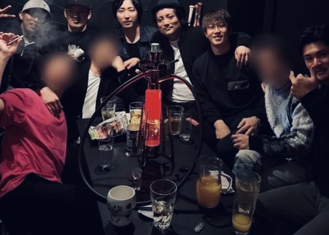 otonanoikenga's tweet photo. 【不信】「なんで矢野だけ？」カープ薬物疑惑で1軍抹消。
球団の露骨な”トカゲのしっぽ切り”がヤバすぎる💢

不信感しかない信じられない続報がこれ↓

・「ゾンビたばこ」売人との親密報道を受け、矢野雅哉が突如1軍抹消。球団は「確証はないが疑念があるため」と説明。

・だが羽月元選手は「6人が買っていた」と暴露しており、小園や田村など他の選手の写真も流出している事実。

・最大のバグは、確証ゼロなのに矢野一人だけを即抹消し、他の疑惑選手たちには一切触れずにスルーを決め込む、球団の腐りきった隠蔽体質。

矢野一人を生贄にして、残りの深い闇を丸ごと無かったことにする気満々。

「他の選手はお咎めなしかよ」というファンの疑問をガン無視する組織、一体どこまで舐め腐れば気が済むんだろうか...