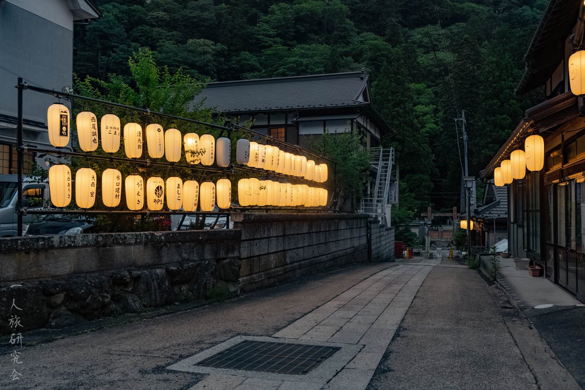 hitoritabiken's tweet photo. 噂に聞いていた、夕暮れ時の奈良県洞川温泉街、良すぎる……。 https://t.co/FiQSozm7eV