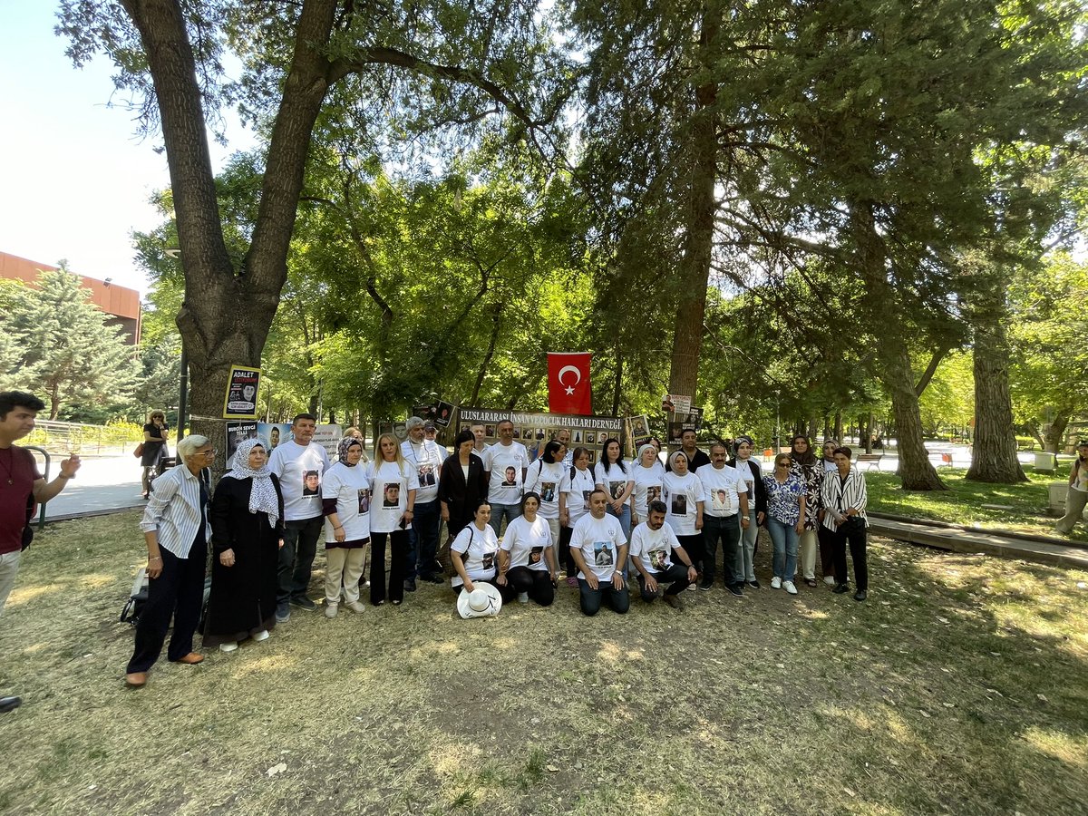 uainsancocuk's tweet photo. 📍 #AdaletNöbeti başladı.

Uluslararası İnsan ve Çocuk Hakları Derneği (UHDER) olarak adalet arayışındaki ailelerle birlikte nöbetimize başladık.

Bu nöbet; yalnızca bir bekleyiş değil, vicdanın, hukukun ve adalet talebinin ortak sesidir.

Adalet arayan tüm ailelerin yanındayız.
Destek veren, ziyaret eden, sesimizi paylaşan herkese teşekkür ediyoruz.

Çünkü biliyoruz ki;
Adalet, birlikte yükselen bir vicdan çağrısıyla güçlenir.

#AdaletNöbeti #UHDER #AdaletİçinBirlik #AdaletHerkeseLazım #HakHukukAdalet #VicdanSusmasın #AdaletArayanAileler #ÇocuklarİçinAdalet #KadınlarİçinAdalet #BirlikteGüçlüyüz
