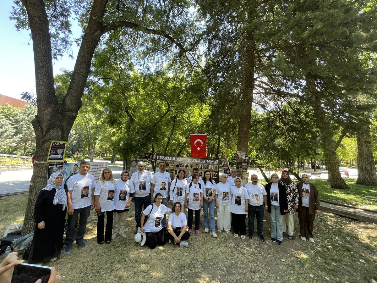 uainsancocuk's tweet photo. 📍 #AdaletNöbeti başladı.

Uluslararası İnsan ve Çocuk Hakları Derneği (UHDER) olarak adalet arayışındaki ailelerle birlikte nöbetimize başladık.

Bu nöbet; yalnızca bir bekleyiş değil, vicdanın, hukukun ve adalet talebinin ortak sesidir.

Adalet arayan tüm ailelerin yanındayız.
Destek veren, ziyaret eden, sesimizi paylaşan herkese teşekkür ediyoruz.

Çünkü biliyoruz ki;
Adalet, birlikte yükselen bir vicdan çağrısıyla güçlenir.

#AdaletNöbeti #UHDER #AdaletİçinBirlik #AdaletHerkeseLazım #HakHukukAdalet #VicdanSusmasın #AdaletArayanAileler #ÇocuklarİçinAdalet #KadınlarİçinAdalet #BirlikteGüçlüyüz