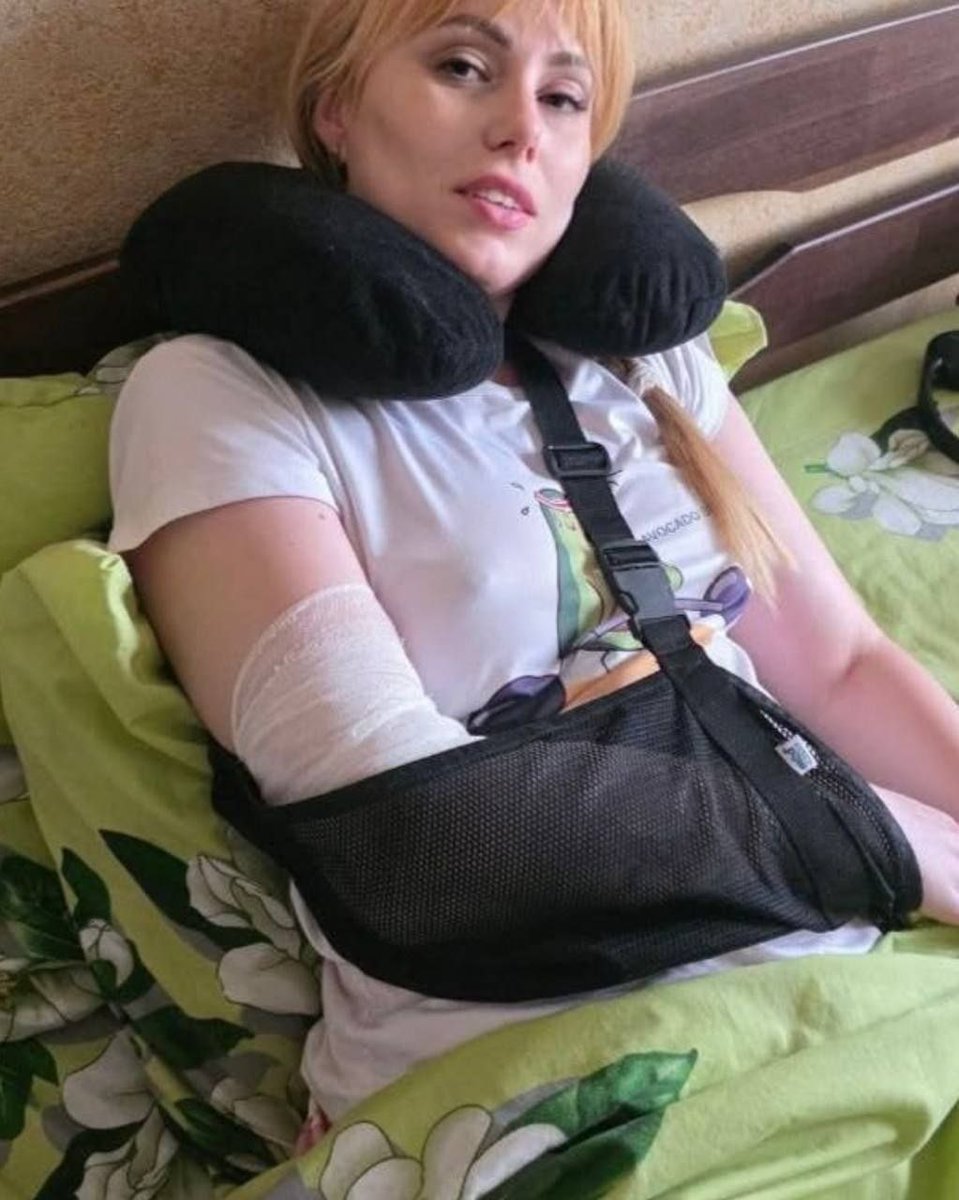 breakingUAnews's tweet photo. ❗️Адвокатку побили у приміщенні ТЦК у Харкові: жінка отримала інвалідність та звернулася до Європейського суду з прав людини, — омбудсмен Лубінець

У березні 2025 року адвокатка прибула до Київського районного ТЦК та СП, щоб надати правничу допомогу затриманому. До клієнта її не допустили, натомість жінці завдали тяжких травм, через що вона опинилася в лікарні, перенесла операцію та отримала III групу інвалідності.

За її словами, за рік розслідування особу нападника так і не встановили, відеозаписи з камер спостереження не надали. Через можливі порушення під час слідства ДБР відкрило окреме провадження щодо ймовірної службової недбалості працівників поліції.

Протягом 2025–2026 років зафіксовано 17 випадків застосування фізичної сили до адвокатів. У низці випадків також повідомлялося про психологічний тиск і погрози мобілізацією.