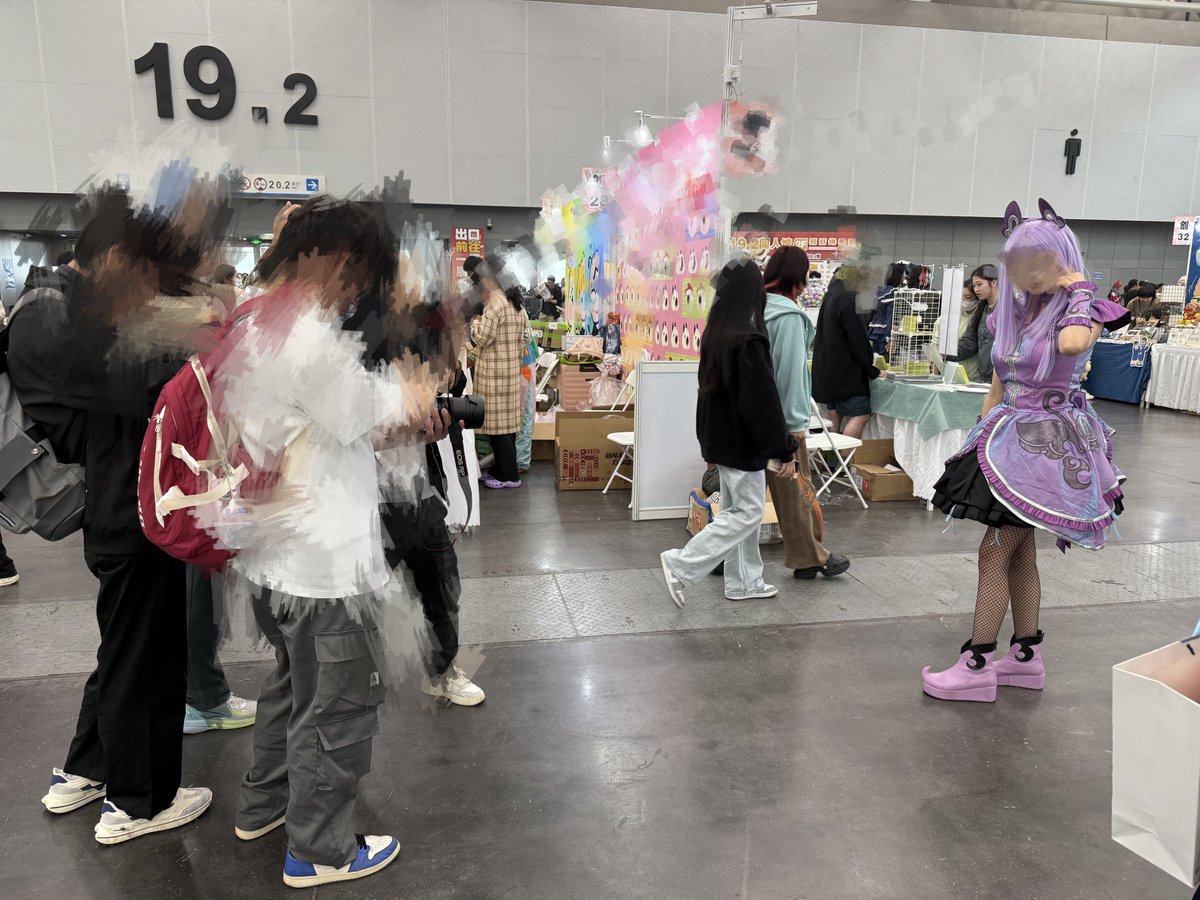 dl20050713's tweet photo. 在漫展搭讪的一个coser，用“想看一下高价c服的工艺”为缘由加上租一天的名义骗到了c服，在酒店狠狠打胶，烘干后第二天还给了她 https://t.co/BJZVJSt3D5