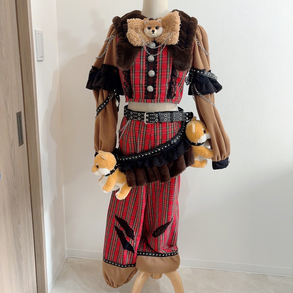 moamore_costume's tweet photo. アブソプ 四宮来夢ちゃん
単独編の生誕衣装 制作しました🐕
柴犬いっぱいのお衣装です૮⁔.  ̫ .⁔ა
羊毛フェルトでチクチクしたリアル柴犬さんが付いてます🐶
お誕生日おめでとうございました🎂 https://t.co/x1zfmU1cIB