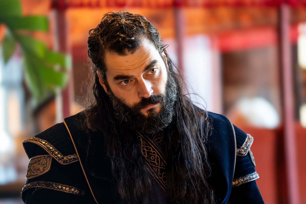 beklenenkral's tweet photo. Başarılı oyuncu Akın Akınözü, atv’nin Bozdağ Film imzalı yeni dönem dizisi #AşkveTaht için imaj değişikliğine gitti. Dizide Anadolu Selçuklu Devleti’nin en önemli hükümdarlarından Sultan Alaeddin Keykubat’a hayat verecek olan Akınözü, rolü için saçlarını uzatarak yeni karakter görünümüne hazırlandı.

atv’nin yeni sezonda izleyiciyle buluşmaya hazırlanan, yapımcılığını Mehmet Bozdağ’ın üstlendiği yeni dizisi Aşk ve Taht, güçlü hikayesi, görkemli prodüksiyonu ve dikkat çeken oyuncu kadrosuyla şimdiden merak uyandırıyor.

Aşk ve Taht için özel olarak hazırlanan yeni imajıyla dikkat çeken Akın Akınözü’nün, Sultan Alaeddin Keykubat karakteri için uzun süredir hazırlık yaptığı öğrenildi. Oyuncunun yeni görünümü, karakterin dönem ruhunu ve hükümdar kimliğini yansıtacak şekilde tasarlandı.