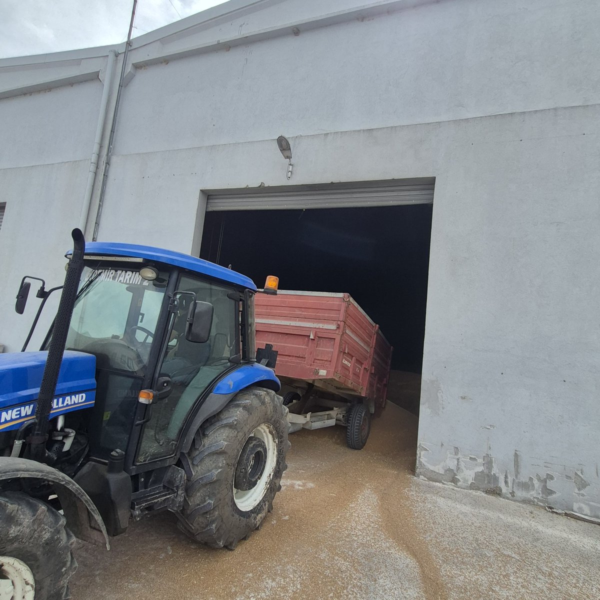 TC_Susurluk's tweet photo. Kaymakamımız Sayın Turgut Gülen, Susurluk Ticaret Borsası bünyesinde faaliyetine devam eden TMO Geçici Hububat Alım Merkezi’ni ziyaret etti.
#Susurluk #TMO #HasatSezonu #Tarım #ÜreticiyeDestek #SusurlukKaymakamlığı https://t.co/CetYc9IYoI