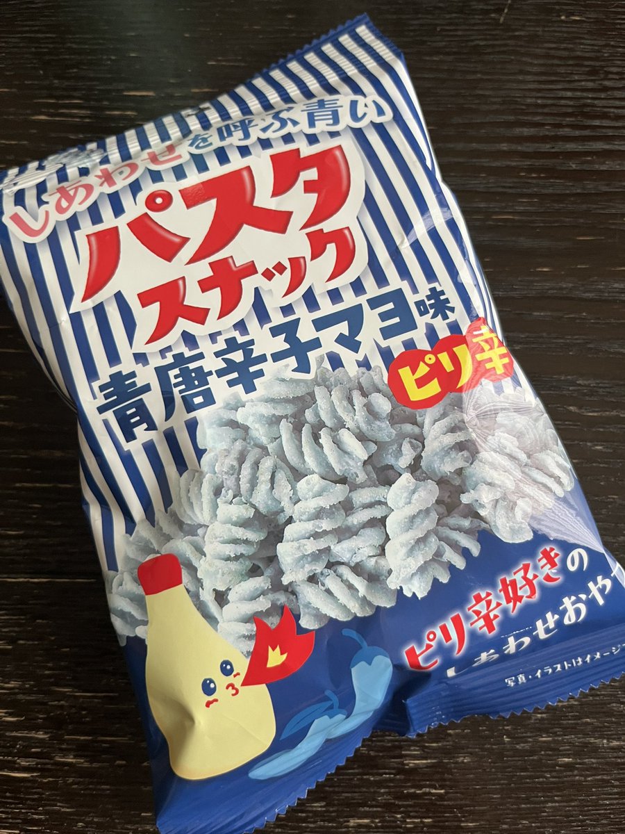 mugiwelu's tweet photo. しあわせを呼ぶんだって
ローソン柄面白い、青唐辛子マヨ味って
即買い！！！！

#ローソン
#しあわせを呼ぶ　青いパスタスナック https://t.co/ltdubEQJCY