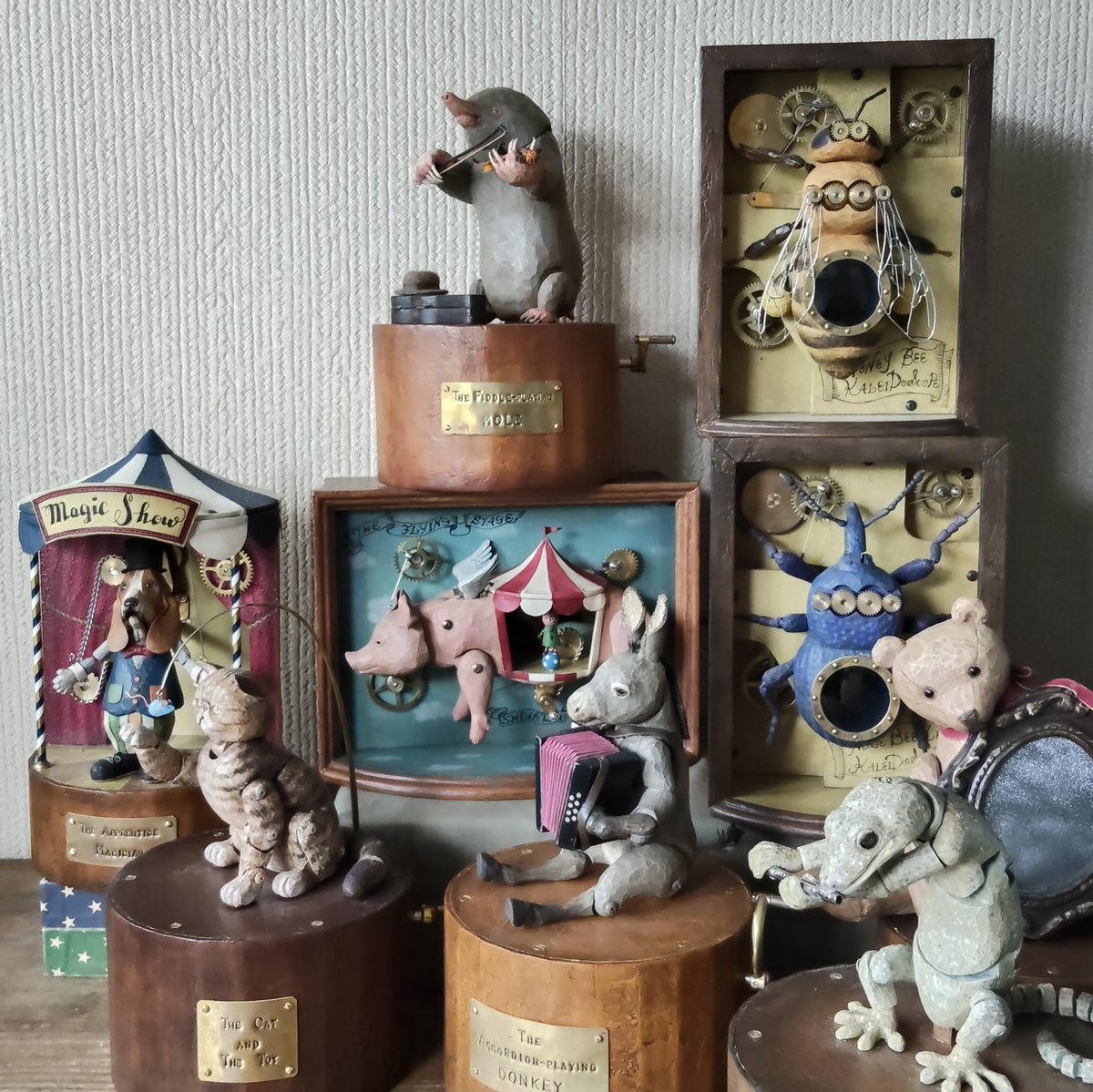 ShinkaiAtsuko's tweet photo. 制作中の作品はあまり進んでいないので、現時点での集合写真をとりました。
次の展示は、
横浜みなとみらいのTOY MUSEUM内クリスマストイズです！
9月19日(土)〜27日(日)
#からくり　#オルゴール　#新貝敦子 https://t.co/ybgOVt6Ax0